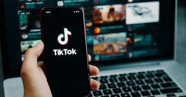 Društvena mreža TikTok obustavlja prenos uživo u Rusiji zbog novog tyv. "lažnog zakona". TikTok je ograničio rad u Rusiji zbog "lažnog zakona".  Sada korisnici ne mogu koristiti prenos uživo i postavljati nove video zapise.