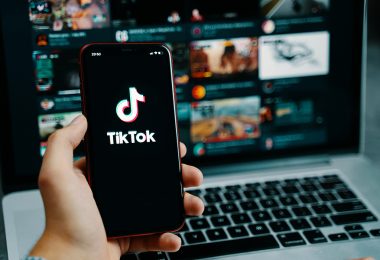 Društvena mreža TikTok obustavlja prenos uživo u Rusiji zbog novog tyv. "lažnog zakona". TikTok je ograničio rad u Rusiji zbog "lažnog zakona".  Sada korisnici ne mogu koristiti prenos uživo i postavljati nove video zapise.